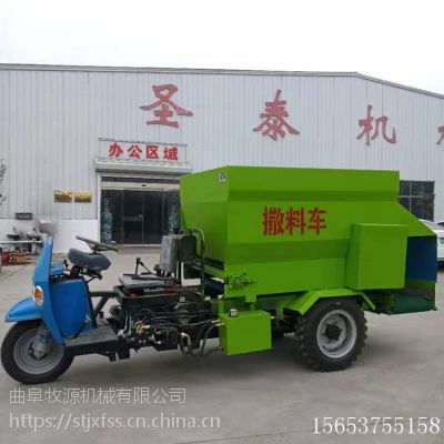 綠色環(huán)保電動(dòng)撒料車 牛場(chǎng)喂料新利器，省時(shí)省工又環(huán)保